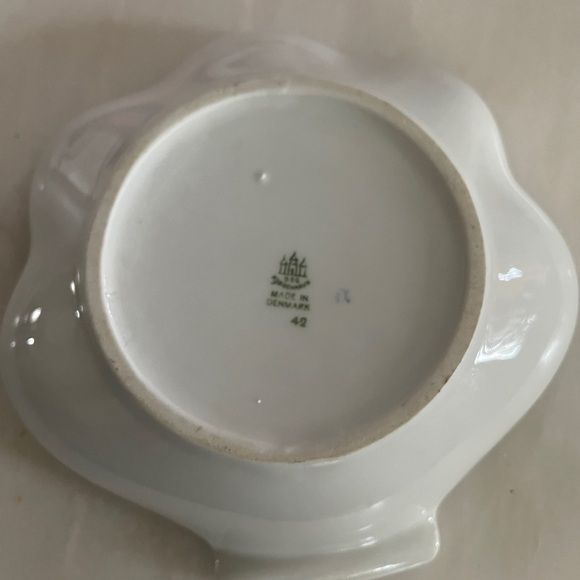 Bing & Grondahl Falling Leaves 7” Shell Bon Bon Porcelain Dish. Perfect Cond. - Picture 3 of 4